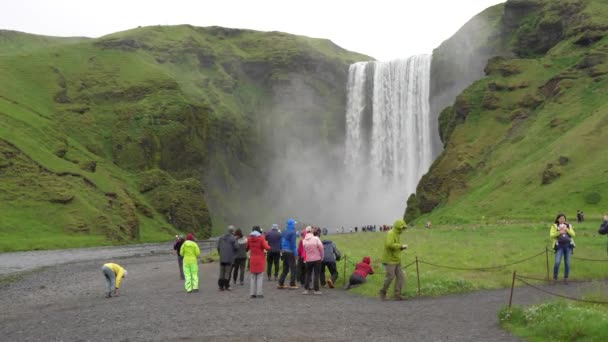 Skogar Islândia 2023 Turistas Tirando Fotos Cachoeira Skogafoss Islândia — Vídeo de Stock