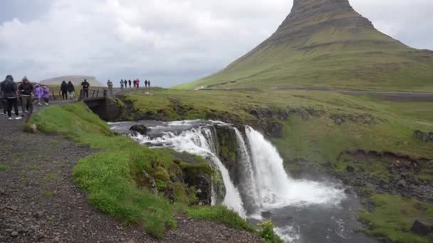 Turistas Tomando Fotos Cascada Kirkjufellsfoss Islandia Verano — Vídeos de Stock