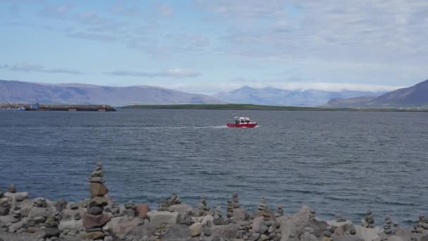 Kleines Rotes Boot Der Faxafloi Bucht Reykjavik Island — Stockvideo