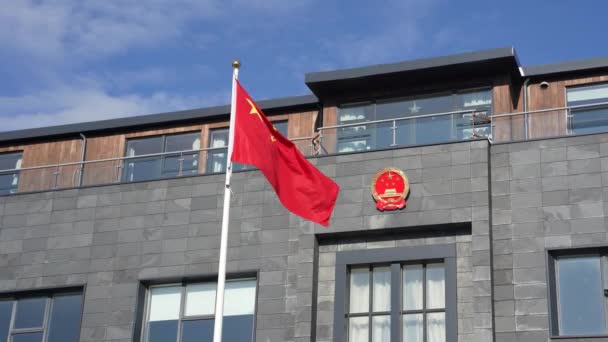 Machanie Chińską Flagą Herbem Budynku Chińskiej Ambasady Reykjaviku Islandia — Wideo stockowe