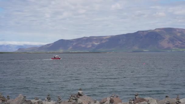Pequeno Barco Vermelho Baía Faxafloi Reykjavik Islândia — Vídeo de Stock
