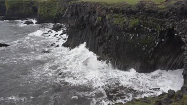 Waves Washing Black Basalt Cliffs Arnarstapi Cliffs Snaefellsnes Peninsula Islanda — Video Stock