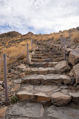 Teide Ulusal Parkı, Tenerife, Kanarya Adaları, İspanya 'daki Roques de Garcia volkanik kayalarından yapılan basamaklar.