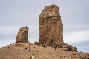 Gran Canaria, İspanya - 05.12.2023: İspanya 'nın Gran Canaria adasındaki Roque Nublo volkanik kayasında yürüyüş yapan insanlar