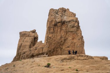 Gran Canaria, İspanya - 05.12.2023: İspanya 'nın Gran Canaria adasındaki Roque Nublo volkanik kayasında yürüyüş yapan insanlar