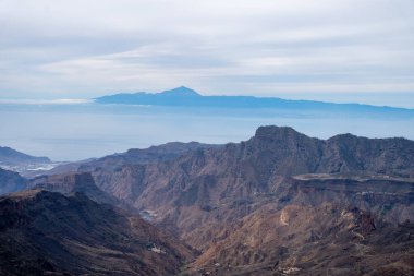 İspanya 'nın Gran Canaria adasındaki Roque Nublo volkanik kayasından manzara