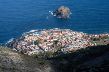 İspanya, Kanarya Adaları, Tenerife 'deki Garachico kasabasına kadar dağlardan aşağıya bak.