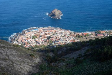 İspanya, Kanarya Adaları, Tenerife 'deki Garachico kasabasına kadar dağlardan aşağıya bak.