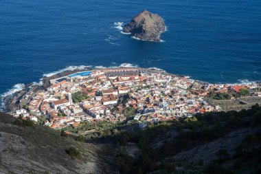 İspanya, Kanarya Adaları, Tenerife 'deki Garachico kasabasına kadar dağlardan aşağıya bak.