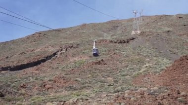 Teide Dağı, Tenerife, İspanya - 04.12.2023: Teide Dağı yanardağından inen teleferikli turistler