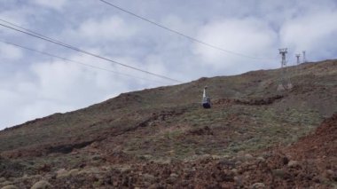 Teide Dağı, Tenerife, İspanya - 04.12.2023: Teide Dağı yanardağından inen teleferikli turistler