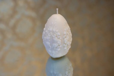 Renkli paskalya yumurtası soya mumları. Bahar arkaplanı