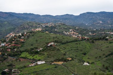 Caldera de Bandama volkanik kraterinin zirvesinden Gran Kanarya adasının üzerine bakın.