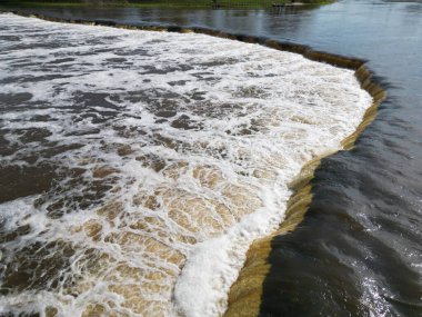 İlkbaharda Venta Rapid (Ventas Rumba) şelalesinin hava manzarası