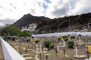 Santa Cruz de Tenerife, İspanya 'da Playa de Las Teresitas' ın yanındaki Cementerio de San Andres