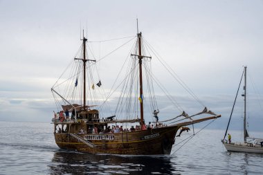 Tenerife, İspanya - 04.12.2023: Tenerife, Kanarya Adaları 'ndaki ahşap yelkenli yatında turistler