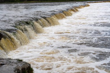 İlkbaharda Letonya 'nın Kuldiga kentinde Venta Rapid (Ventas Rumba) şelalesi