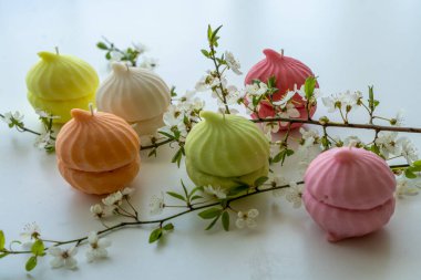 Zefir şeklinde renkli soya mumları.