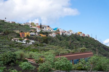 Icod de los Vinos kasabasındaki tepedeki evler, Tenerife, Kanarya Adaları, İspanya