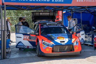 Liepaja, Letonya - 07.20.2024: Ott Tanak ve Martin Jarveoja WRC, WRC Rallisi Letonya 2024 servis parkı