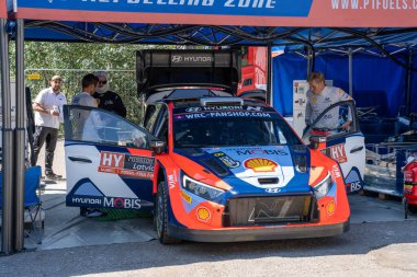 Liepaja, Letonya - 07.20.2024: Ott Tanak ve Martin Jarveoja WRC, WRC Rallisi Letonya 2024 servis parkı