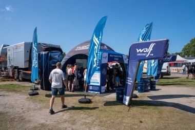 Liepaja, Letonya - 07.20.2024: WRC Rallisi 'ndeki insanlar Letonya 2024 servis parkı