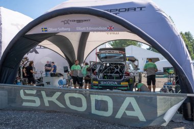 Liepaja, Letonya - 07.20.2024: WRC Rallisi 'nde Oliver Solberg ve Elliott Edmondson WRC arabası