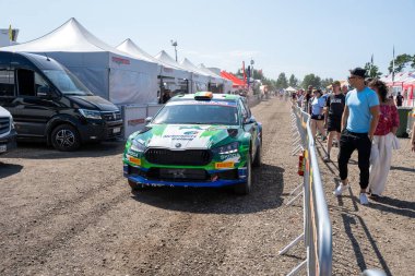 Liepaja, Letonya - 07.20.2024: Josh McErlean ve James Fulton WRC aracı WRC Rallisi Letonya 2024 servis parkı