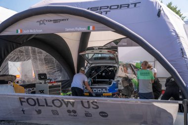 Liepaja, Letonya - 07.20.2024: Josh McErlean ve James Fulton WRC aracı WRC Rallisi Letonya 2024 servis parkı