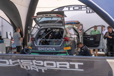 Liepaja, Letonya - 07.20.2024: Gus Greensmith ve Jonas Andersson WRC Rallisi Letonya hizmet parkı 2024