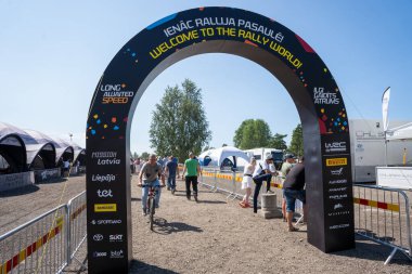 Liepaja, Letonya - 07.20.2024: WRC Ralli Girişi Letonya 2024 servis parkı