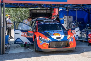 Liepaja, Letonya - 07.20.2024: Ott Tanak ve Martin Jarveoja WRC, WRC Rallisi Letonya 2024 servis parkı