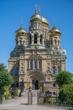 Karosta 'daki St. Nicholas Donanma Katedrali, yazın Liepaja. Altın kubbeli Rus Ortodoks katedrali.