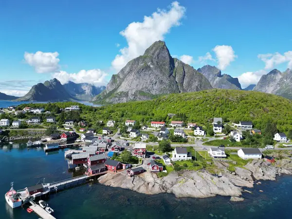 Norveç, Lofoten Adaları 'nda yaz mevsiminde Reine' in hava manzarası
