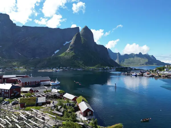 Norveç, Lofoten Adaları 'nda yaz mevsiminde Reine' in hava manzarası