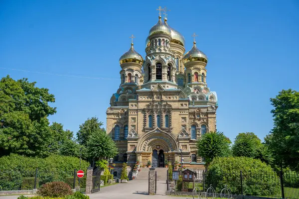 Karosta 'daki St. Nicholas Donanma Katedrali, yazın Liepaja. Altın kubbeli Rus Ortodoks katedrali.