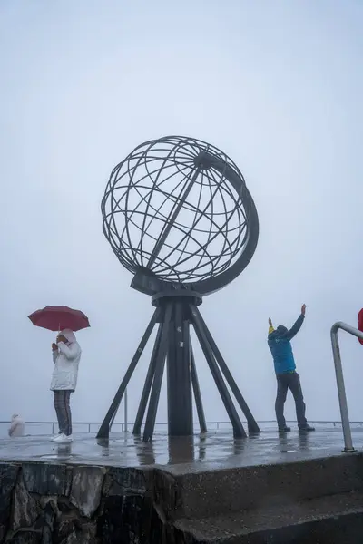 Nordkapp, Norveç - 07.02.2024: Avrupa 'nın en kuzey noktası olan Nordkapp' taki Globe Anıtı 'nda turistler