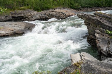 Yazın Norveç 'te Malselvfossen şelalesi