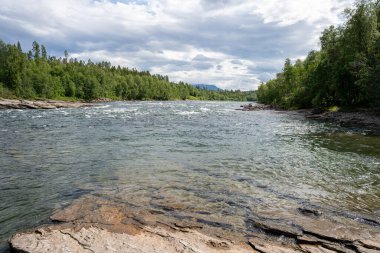 Yazın Norveç 'te Malselvfossen şelalesi