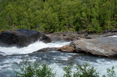 Yazın Norveç 'te Malselvfossen şelalesi