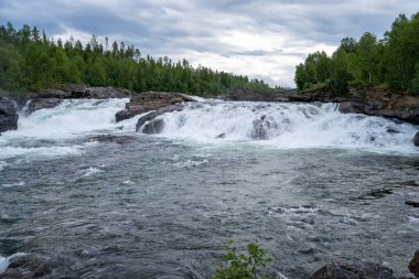 Yazın Norveç 'te Malselvfossen şelalesi