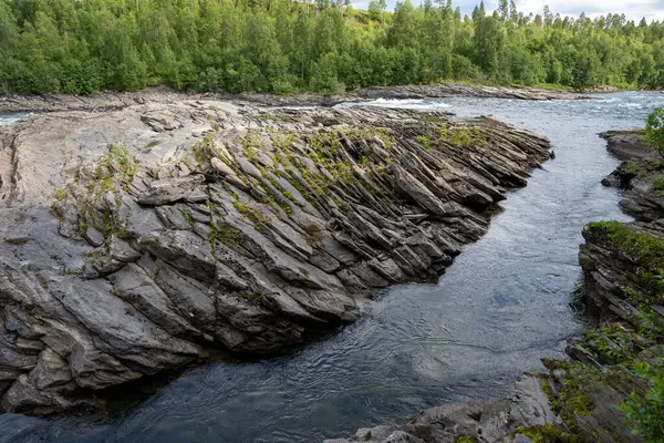 Yazın Norveç 'te Malselvfossen şelalesi