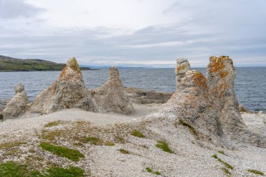 Norveç 'teki Porsangerfjord' un yanında Trol Holmsund Dolomite kaya oluşumları