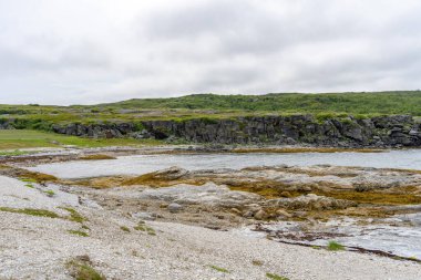 Norveç doğasının Trol Holmsund dolomit kaya oluşumlarının Norveç 'teki Porsangerfjord' un yanındaki manzarası