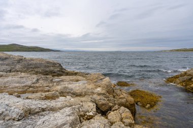 Norveç doğasının Trol Holmsund dolomit kaya oluşumlarının Norveç 'teki Porsangerfjord' un yanındaki manzarası