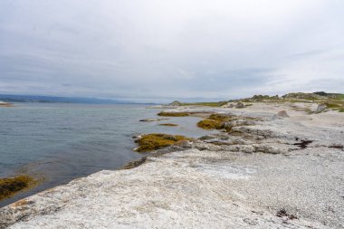 Norveç doğasının Trol Holmsund dolomit kaya oluşumlarının Norveç 'teki Porsangerfjord' un yanındaki manzarası