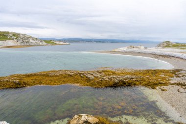 Norveç doğasının Trol Holmsund dolomit kaya oluşumlarının Norveç 'teki Porsangerfjord' un yanındaki manzarası