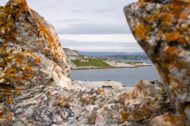 Norveç doğasının Trol Holmsund dolomit kaya oluşumlarının Norveç 'teki Porsangerfjord' un yanındaki manzarası