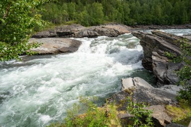 Yazın Norveç 'te Malselvfossen şelalesi