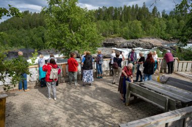 Molselva, Norveç - 07.05.2024: Norveç 'te yaz mevsiminde Mlselvfossen şelalesinde turistler